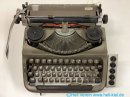 Eine Standard Schreibmaschine, umgebaut zur Texteingabe für Digiset